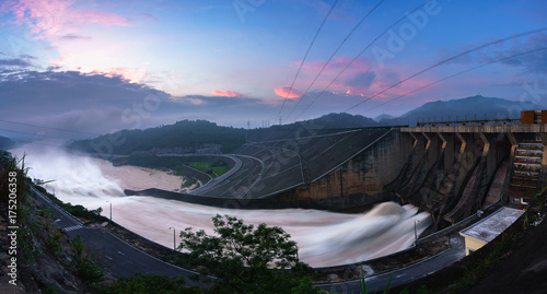 Plakat Gładka woda odprowadzająca z elektrowni wodnej o świcie