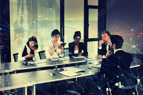 Zdjęcie XXL Przedsiębiorca w biurze z efektem sieci. koncepcja partnerstwa i pracy zespołowej