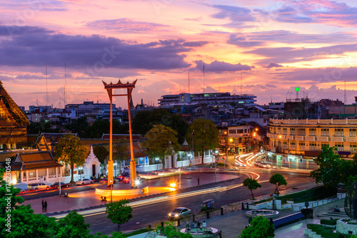 Photo Giant swing landmark of bangkok city in sunset time / Sao Ching Cha landmark in