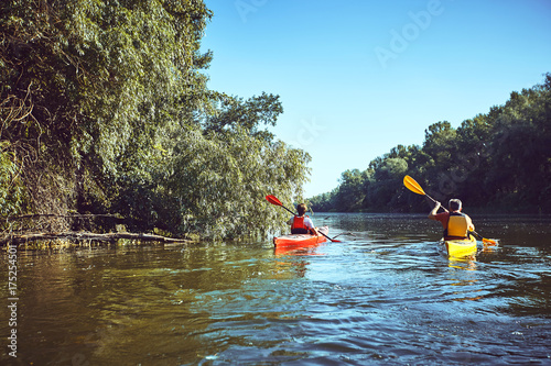 Plakat Spływ kajakowy rzeką w lecie.