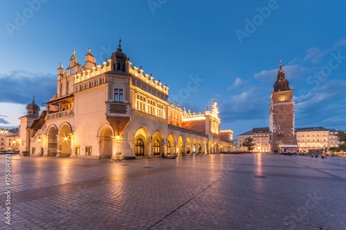Zdjęcie XXL Sukiennice i wieża ratuszowa na Rynku Głównym w Krakowie, oświetlone rankiem