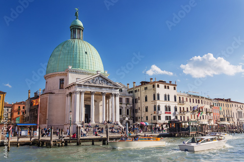 Fotomural View of San Simeone Piccolo church with tourists and boat taxis