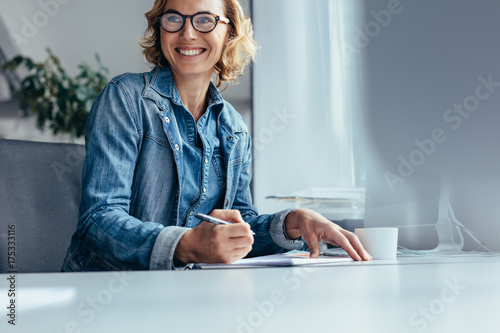 Fotografía Smiling businesswoman working in office