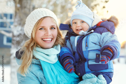 Plakat szczęśliwa matka i dziecko w winter park