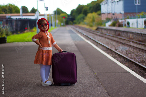 Zdjęcie XXL Dziewczyna chodzi z walizką