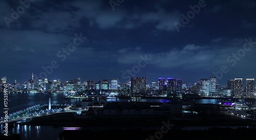 Plakat Noc widok Tokio widzieć od Tokio zatoki