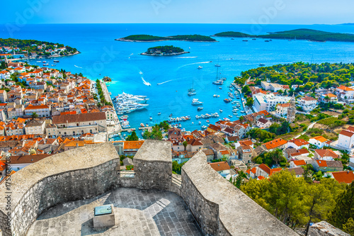 Zdjęcie XXL Wyspa Hvar, archipelag letni. / Widok z lotu ptaka na niesamowity archipelag przed miastem Hvar, Chorwacja Morze Śródziemne.