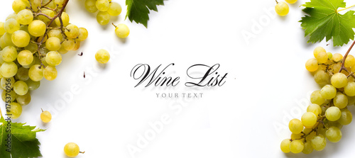 Plakat tło listy win; słodkie białe winogrona i liść