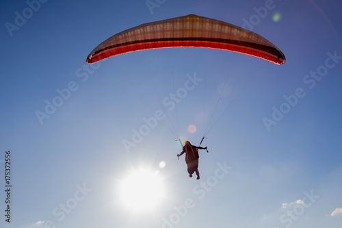 Zdjęcie XXL Paralotnia leci w błękitne niebo.
