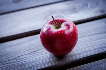 Apfel auf Holztisch