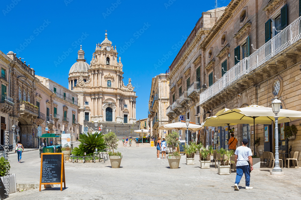 Ragusa (Sicily, Italy) - Landscape of the ancient centre of Ibla and Saint George cathedral - obrazy, fototapety, plakaty 