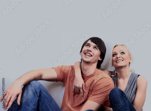 Fotografía Young love smiling couple in the new flat