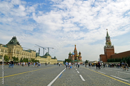 Plakat Plac Czerwony z Kremlem, budynek GUM i św. Bazylego.