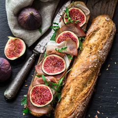 Sandwich with figs and prosciutto