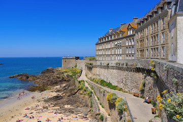 Poster - Saint-Malo Strand in der Bretagne, Frankreich - walled town of Saint-Malo beach in Brittany