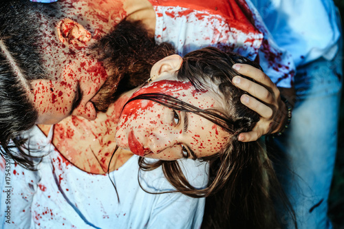 Zdjęcie XXL Halloween zombie para brodaty mężczyzna i dziewczyna trzyma dyni