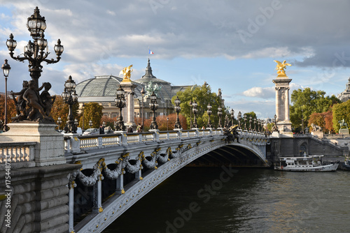 Plakat Alexandre III most przekraczania Sekwany w Paryżu, Francja