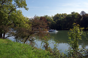 Wall Mural - Péniche sur la Seine  en Seine et Marne