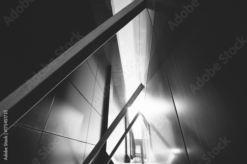 Plakat Szerokokątny abstrakcjonistyczny tło widok stalowy bławy wysokiego wzrosta budynku handlowego drapacz chmur robić szklana powierzchowność. koncepcja udanej architektury przemysłowej i budynku centrum biurowego