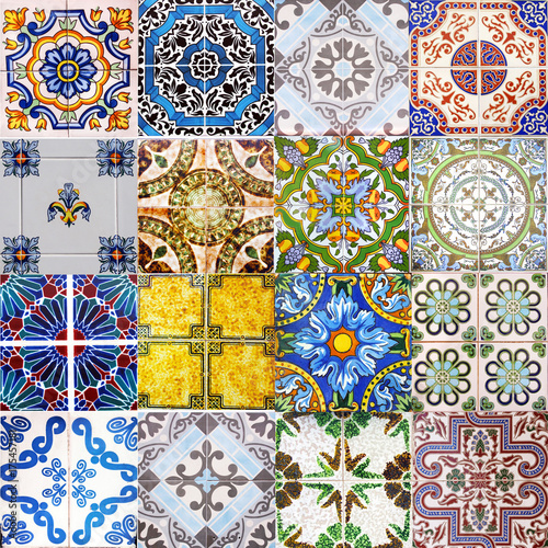 Naklejka dekoracyjna Detail of the traditional tiles from facade of old house. Decorative tiles.Valencian traditional tiles. Floral ornament.