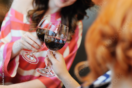 Fotomural two young women drinking wine in a restaurant. Wine tasting