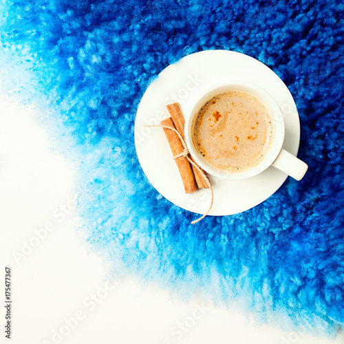 coffe-filizanka-z-cynamonem-na-mieciutkim-dywanie