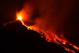 Eruzione sul vulcano Etna con lunga colata di lava vista di notte