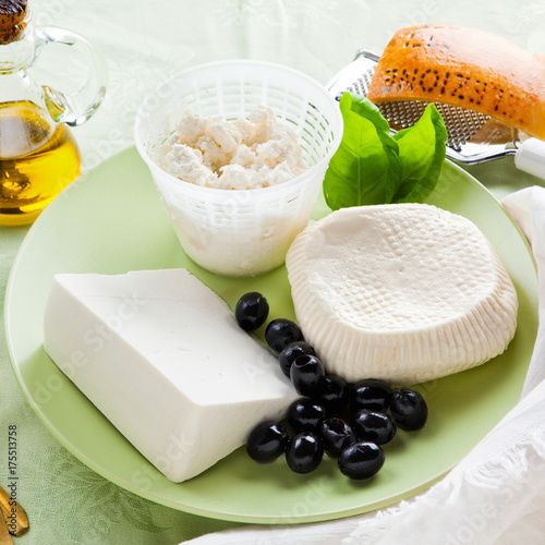 Zdjęcie XXL grupa białych serów: ricotta, sycylijska primosale i owczy ser na talerzu. przekąski z oliwkami