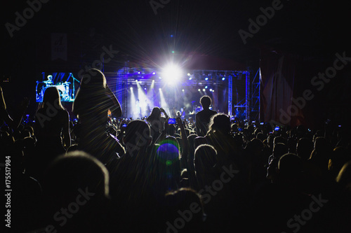 Plakat Tłum widzów przed sceną koncertową. Światło z reflektorów
