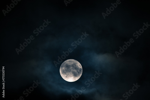 Plakat Pełnia księżyca z chmurami