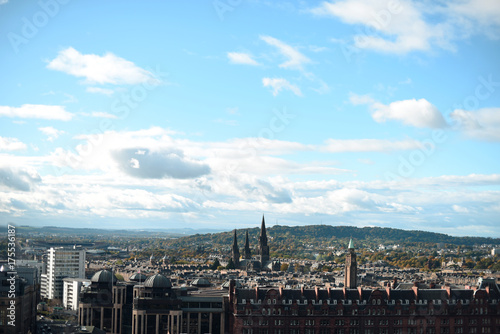 Zdjęcie XXL Widok na miasto Edynburg z wysokiego punktu miasta.