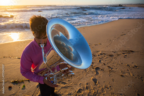 Plakat Muzyk grać Tuba na plaży.