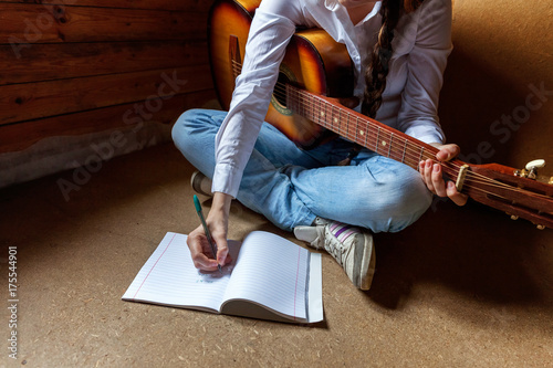 Cuadros en Lienzo girl with a guitar who writes a song