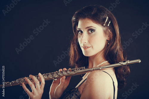 Plakat Elegancka kobieta z fletowym instrumentem.