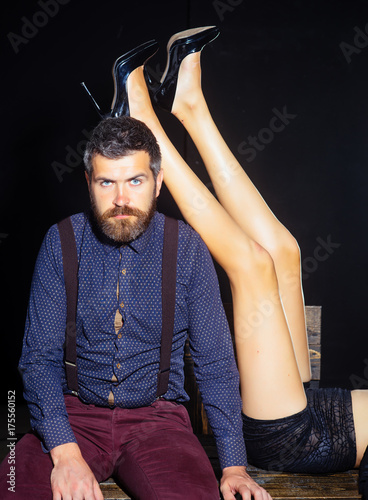 Plakat Nogi kobiety w butach na człowieka z brodą.