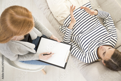 Fotografía Patient on settee during psychoanalysis
