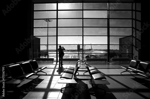 Dekoracja na wymiar  ludzie-w-terminalu-na-lotnisku