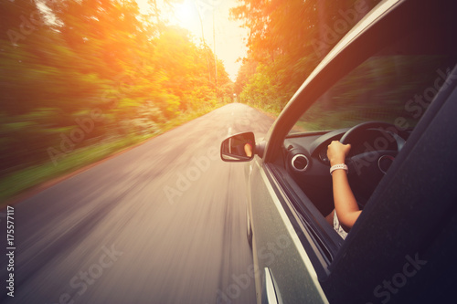 Cuadros en Lienzo Young beautiful woman driving car - rear view