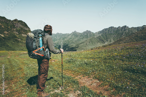Plakat Mężczyzna podróżnik wycieczkuje przy góra krajobrazu podróży stylu życia podróży wanderlust przygody letnimi wakacjami plenerowymi w dzikiego z ciężkim plecakiem