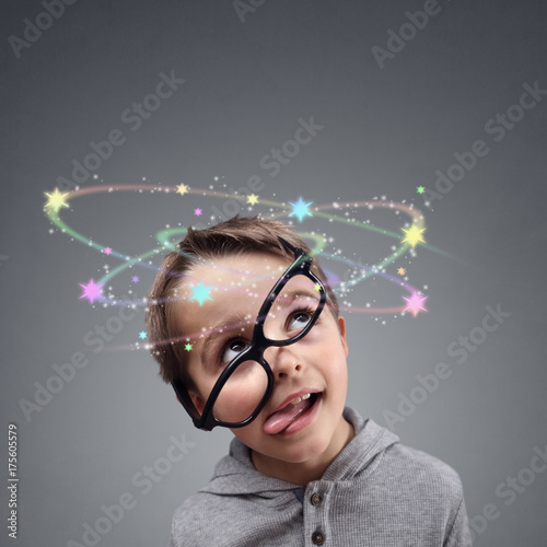 Foto  Confused thinking or knocked out boy seeing spinning stars