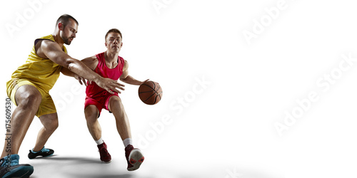 Plakat Dwóch graczy w koszykówkę walczy o piłkę do koszykówki. Izolowane koszykarzy na białym tle. Gracz nosi ubrania niemarkowe.