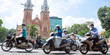 Motorcycles and Notre-Dame Cathedral in Saigon, Vietnam　ホーチミンを走るバイクとノートルダム大聖堂
