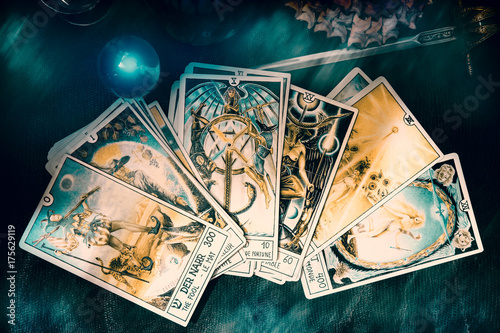 Cuadros en Lienzo Tarot card / View of tarot card on the table under candlelight