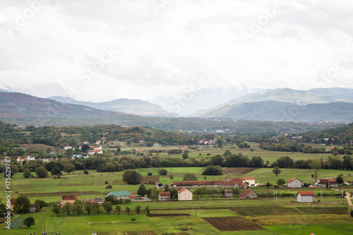 Plakat Widok z góry małej wiosce w Czarnogórze