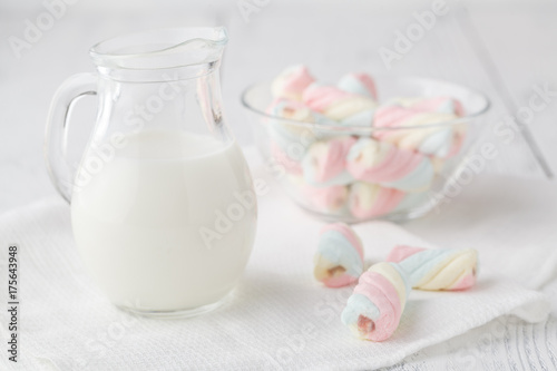 Plakat Stos amerykański kręcony marshmallow na stole z szkłem mleko