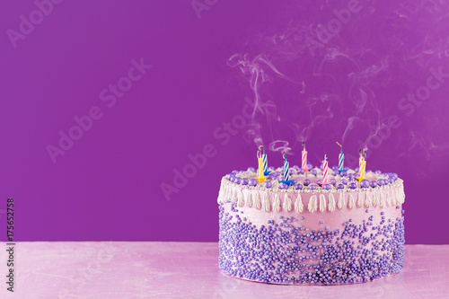 Zdjęcie XXL Urodzinowy tort z kolorowymi świeczkami