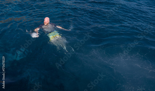 Zdjęcie XXL Mężczyzna pływa w oceanie