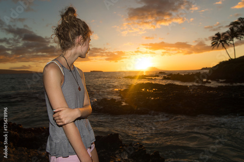 Plakat Nastoletniej dziewczyny dopatrywania zmierzch na tropikalnym islan