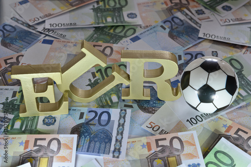 Euros Argent Achat Vente Immobilier Travail Salaire Index Piece Monnaie Billet Placement Credit Echange Bourse Tournoi Sport Football Stock Photo Adobe Stock