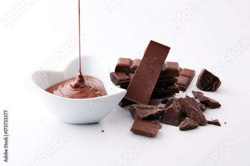 Zdjęcie XXL Topienie czekolady lub roztopionej czekolady i wirowania czekolady. stos i proszek.